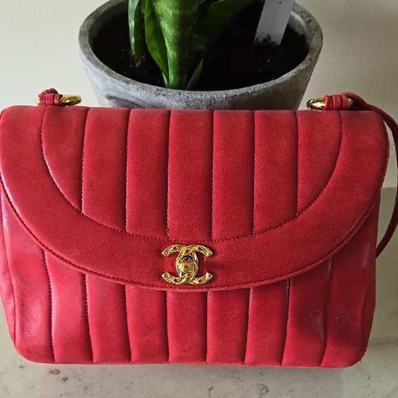 CHANEL Suede Red Shoulder Bag with Gold Hardware and Quilted Design - Picture 4 of 17